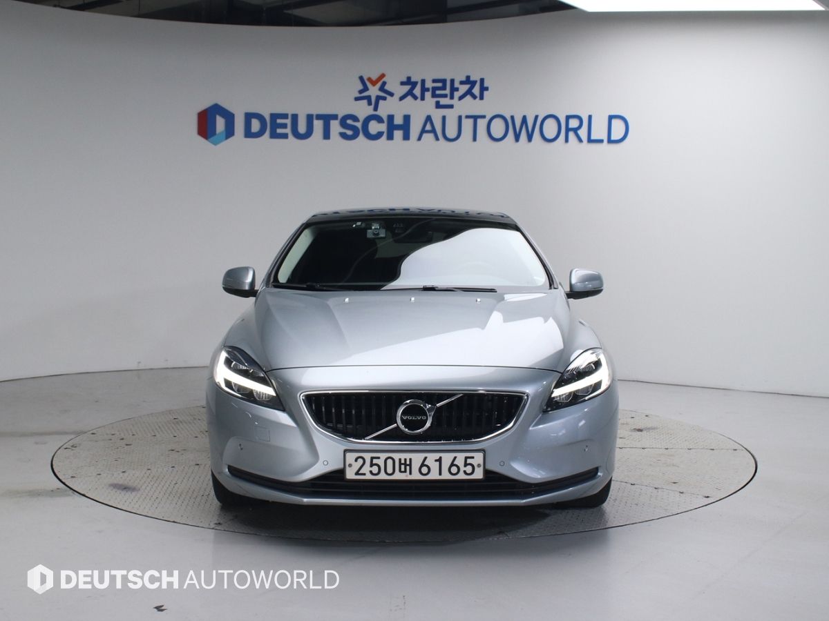 VOLVO V40 2018