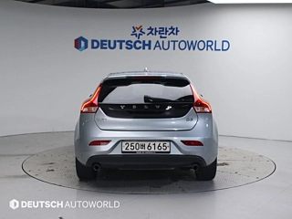 VOLVO V40 2018