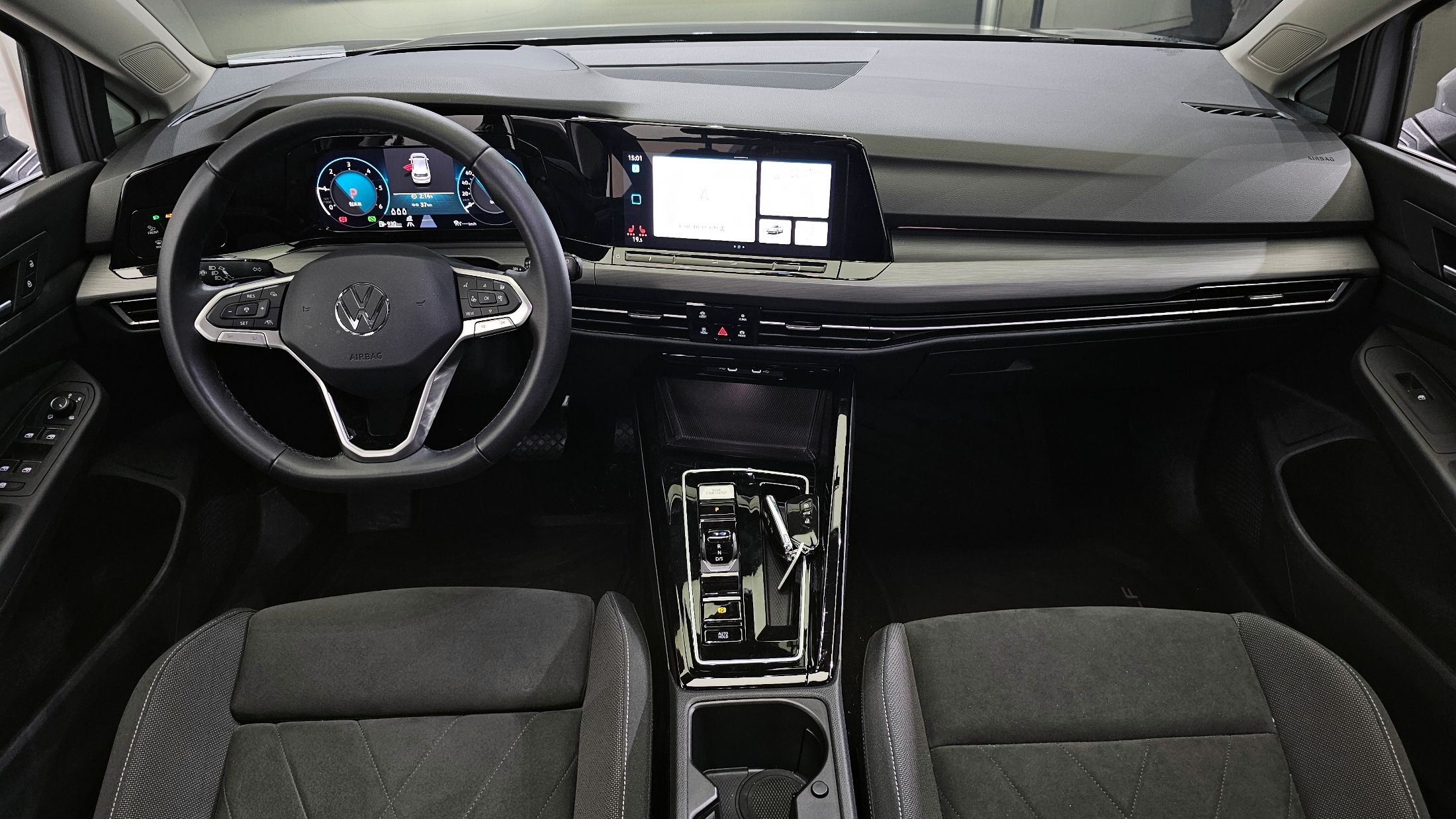 VOLKSWAGEN GOLF 2024