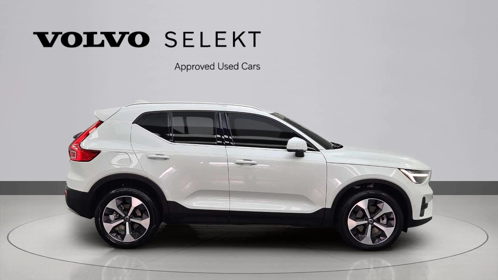 VOLVO XC40 2025
