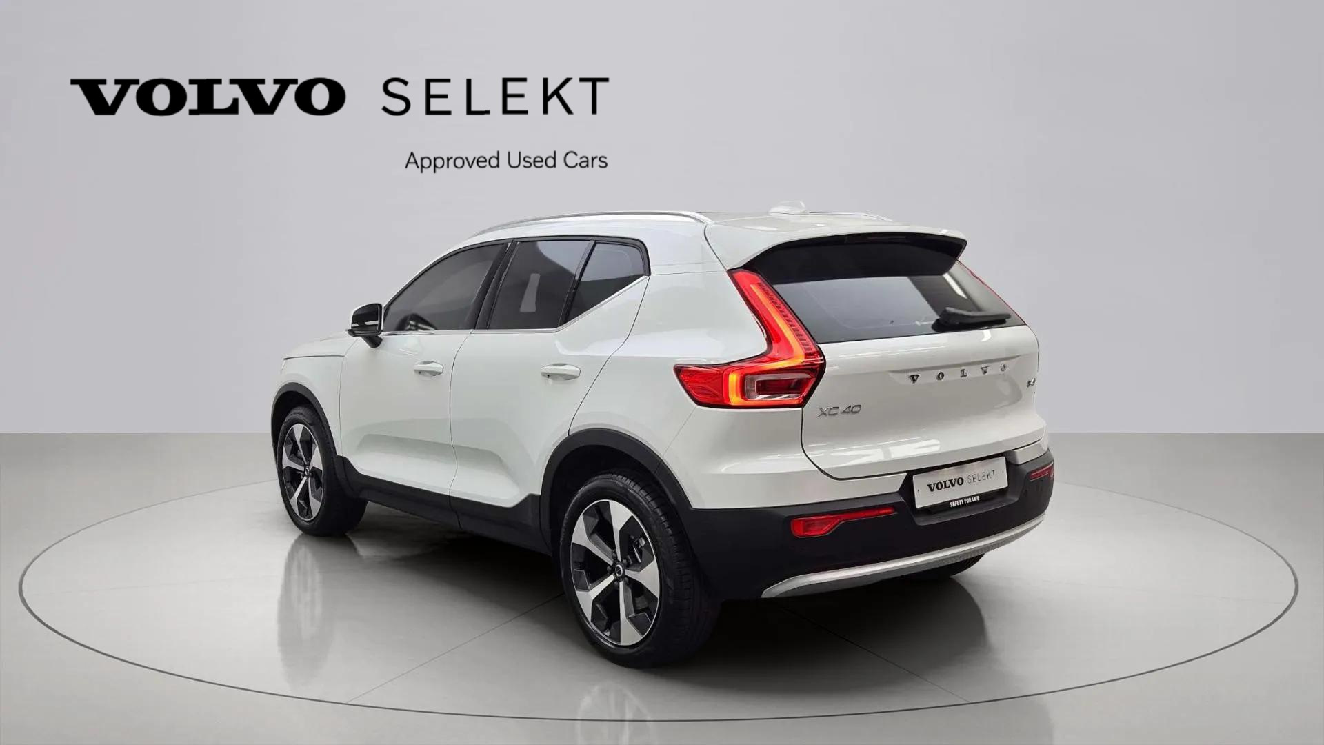 VOLVO XC40 2025