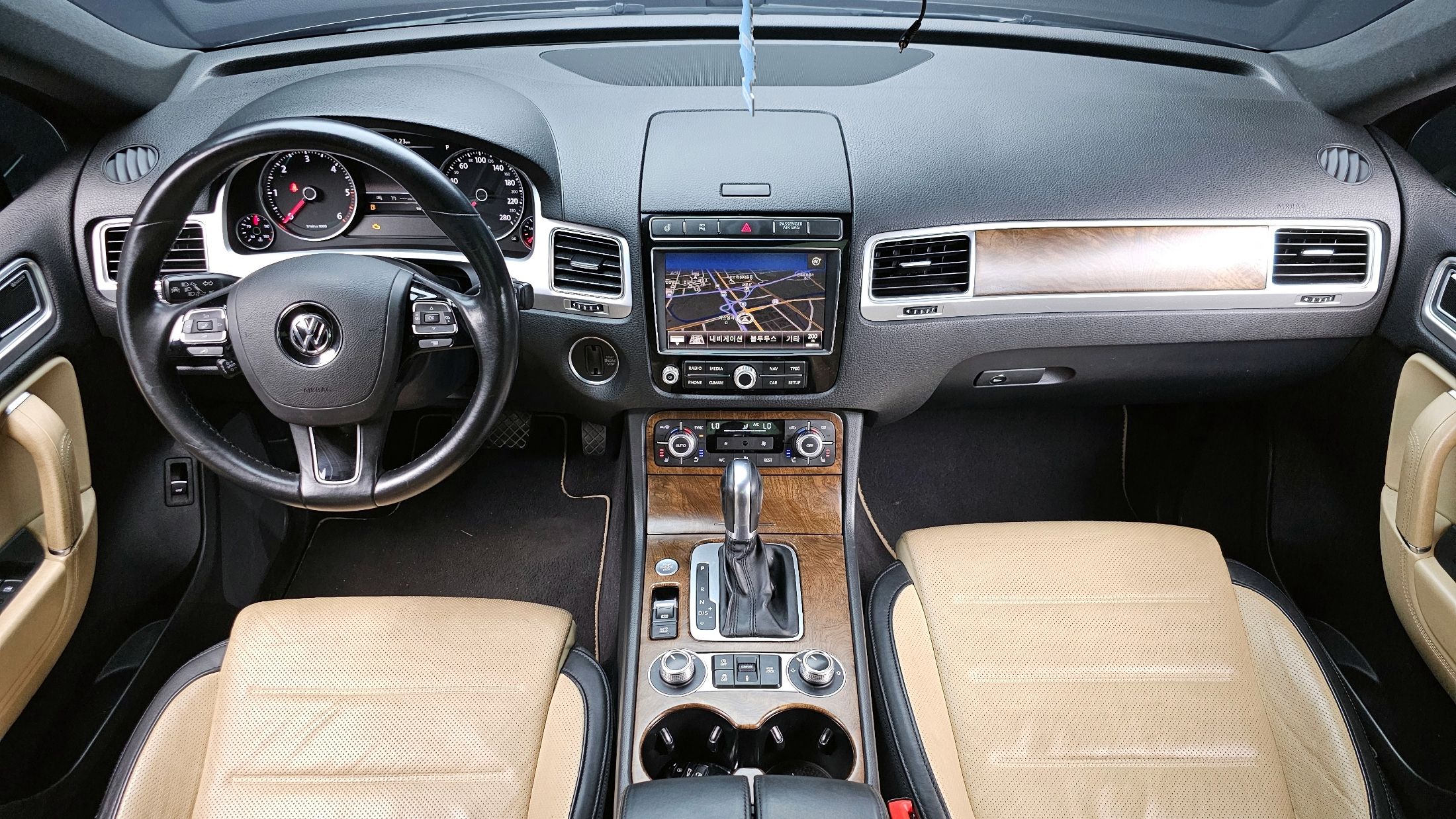 VOLKSWAGEN TOUAREG 2015