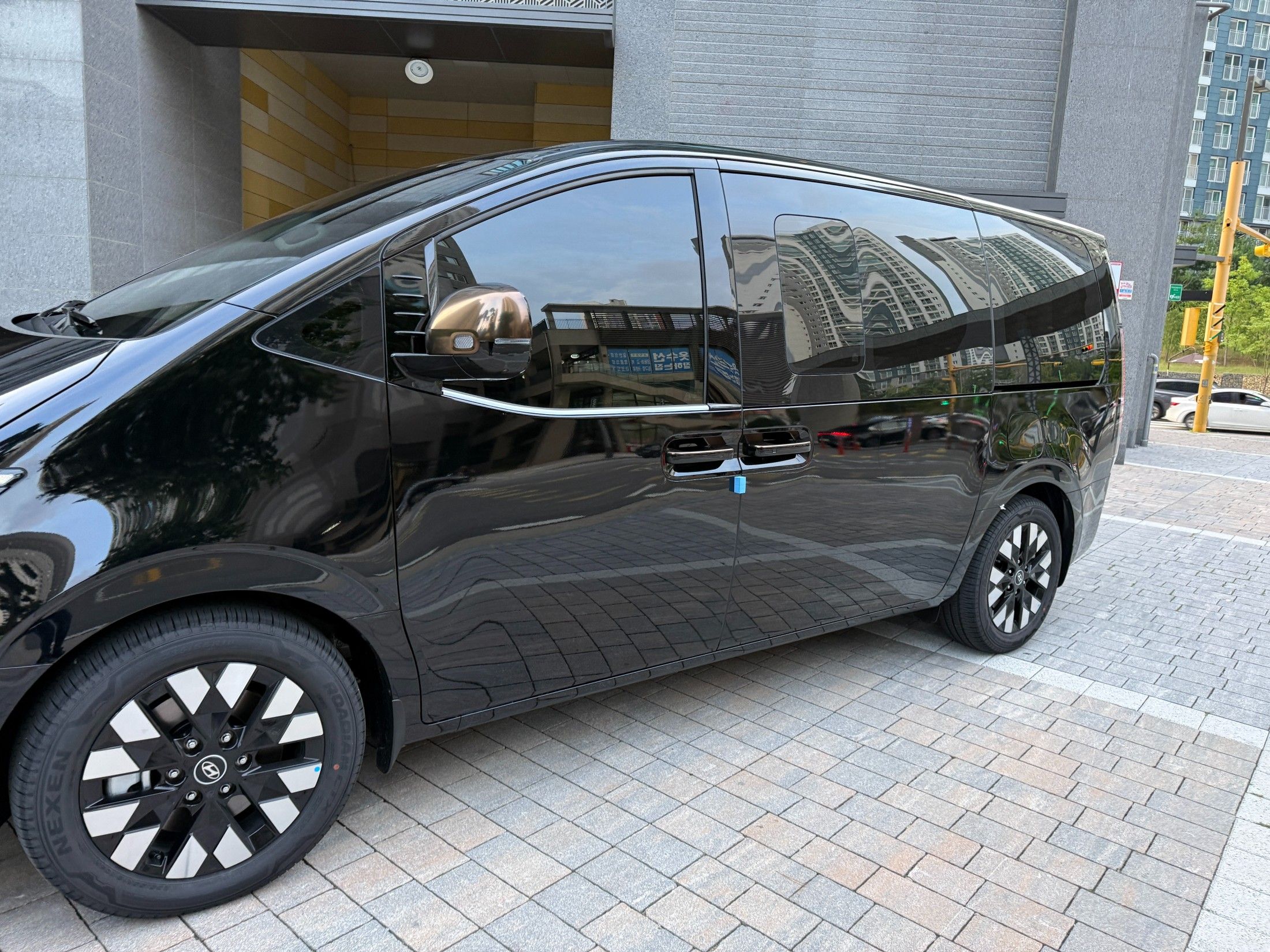 HYUNDAI STARIA 2025