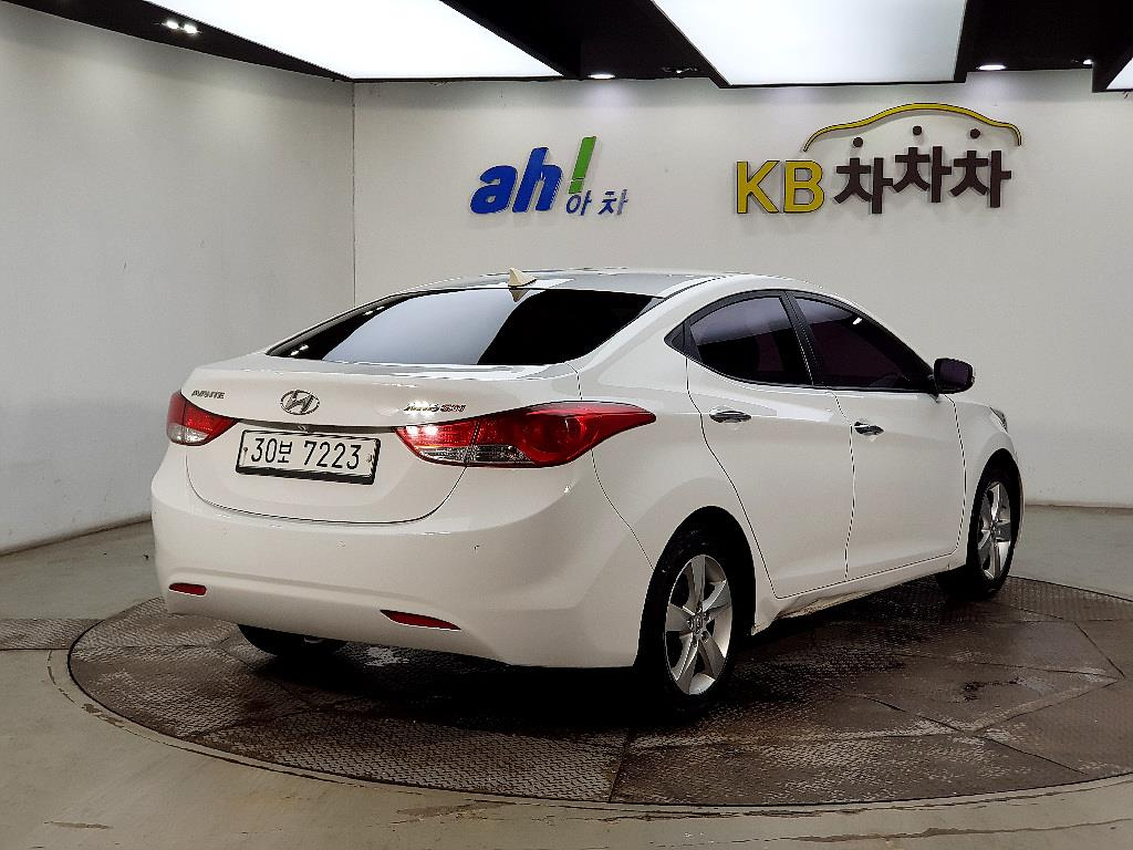 HYUNDAI AVANTE MD 2011