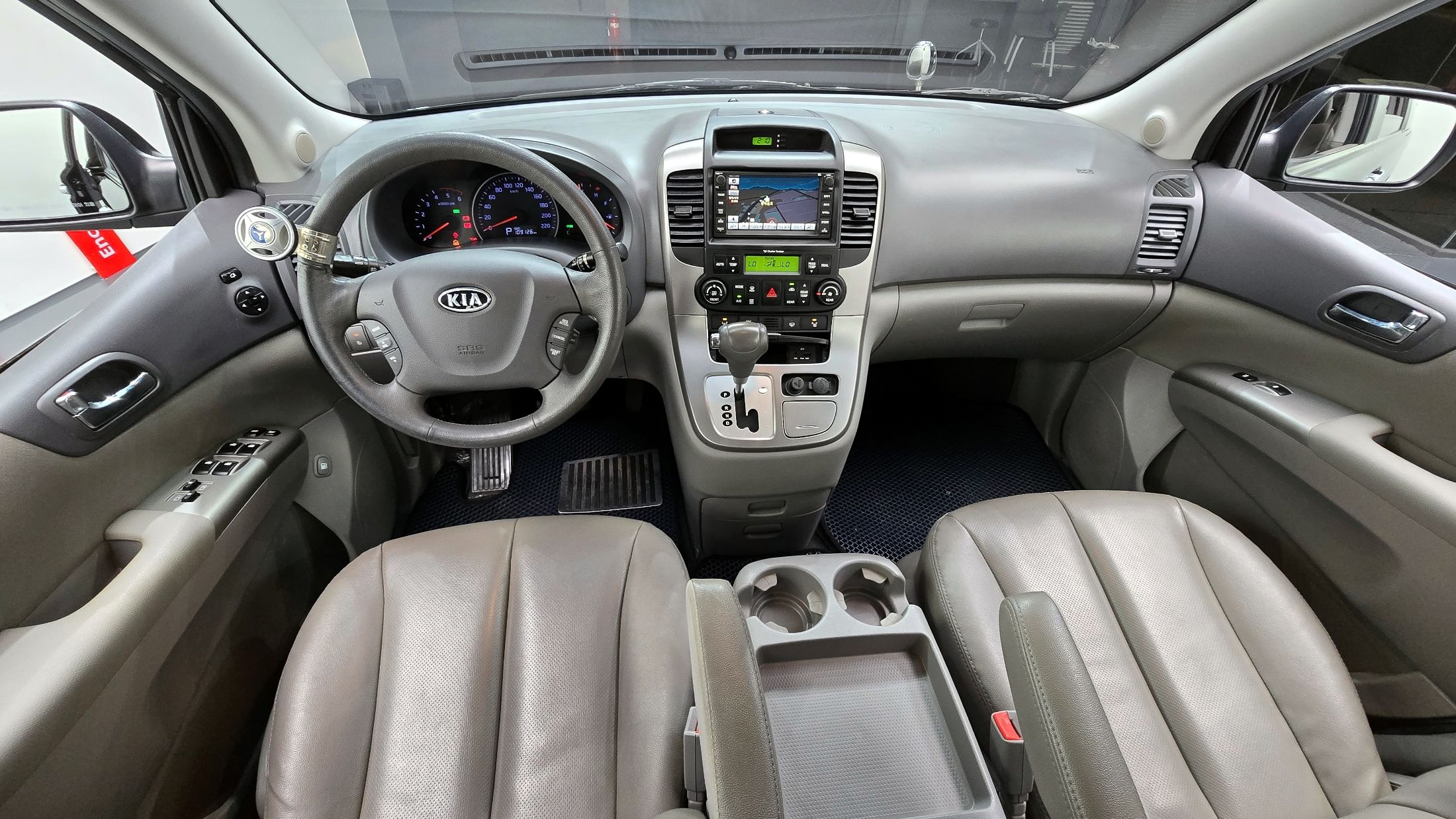 KIA CARNIVAL R 2012