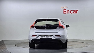 VOLVO V40 2018