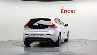 VOLVO V40 2018