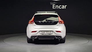 VOLVO V40 2016