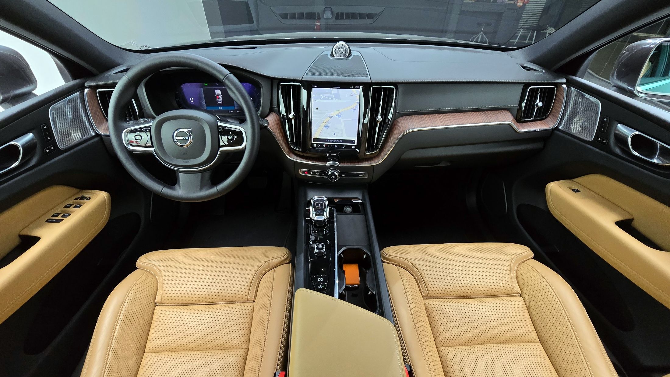 VOLVO XC60 2023