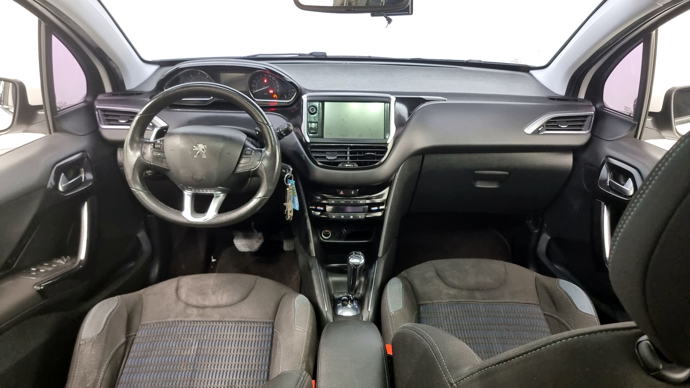 PEUGEOT 208 2015