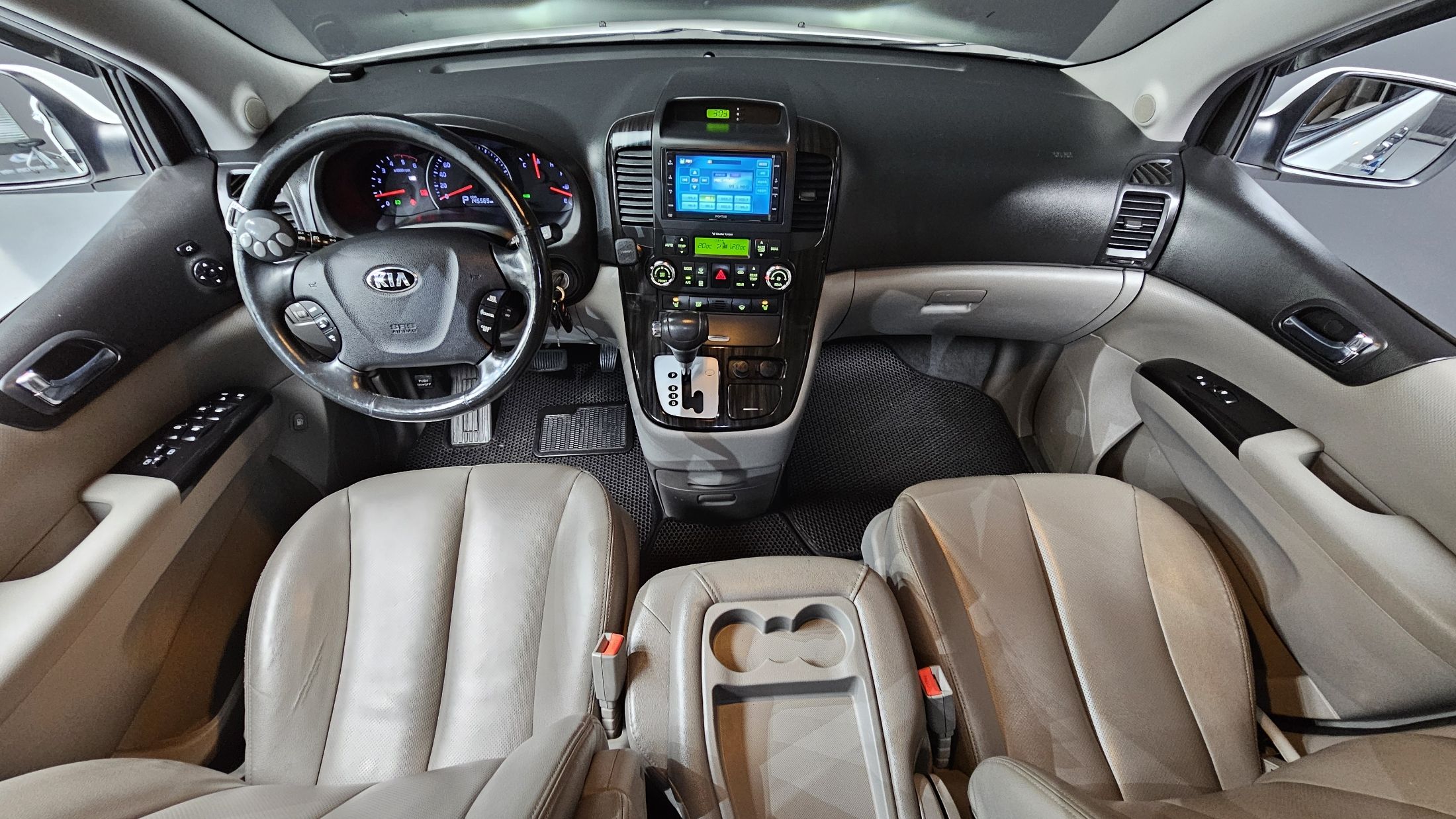 KIA CARNIVAL R 2014