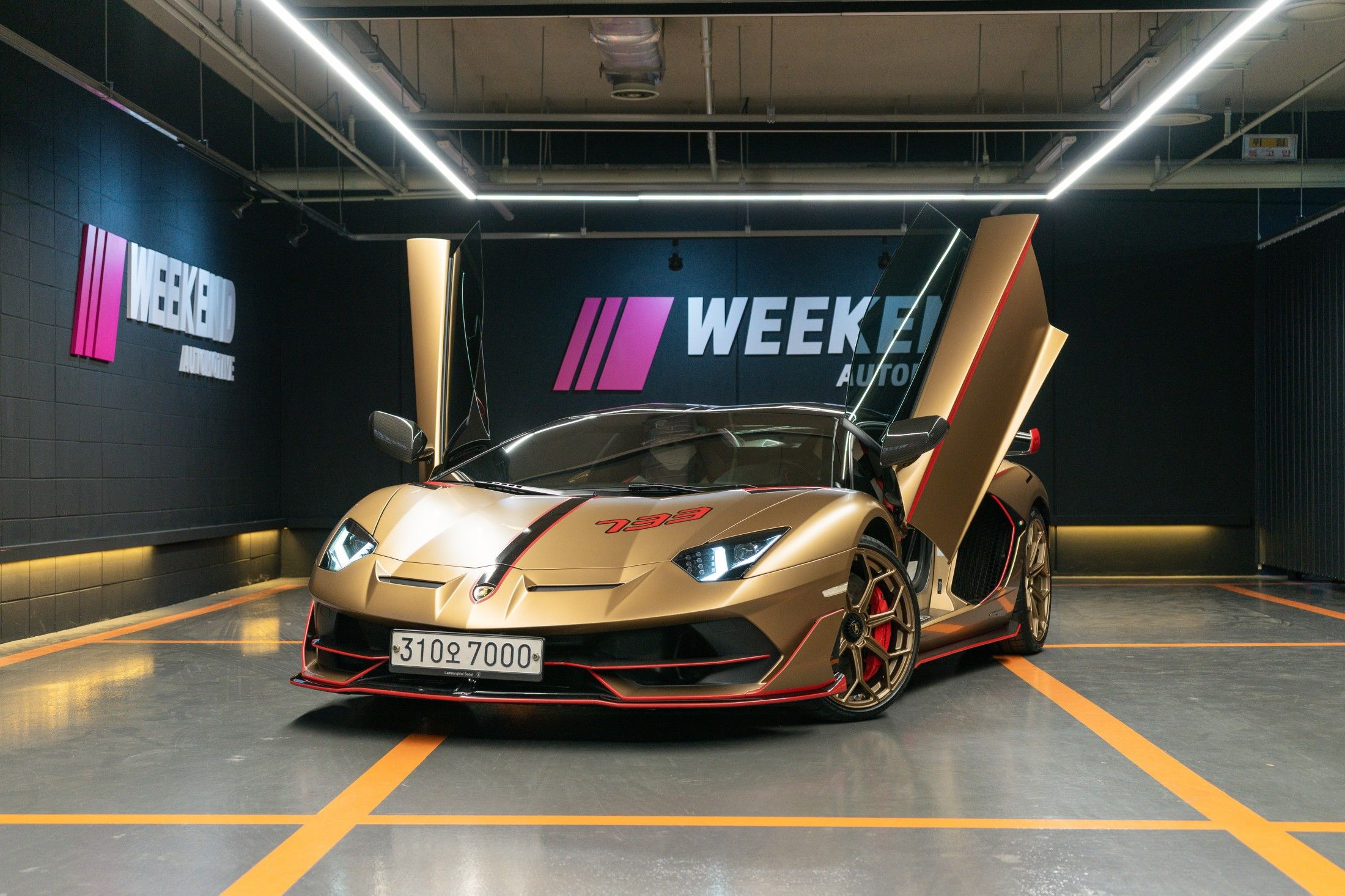 LAMBORGHINI AVENTADOR