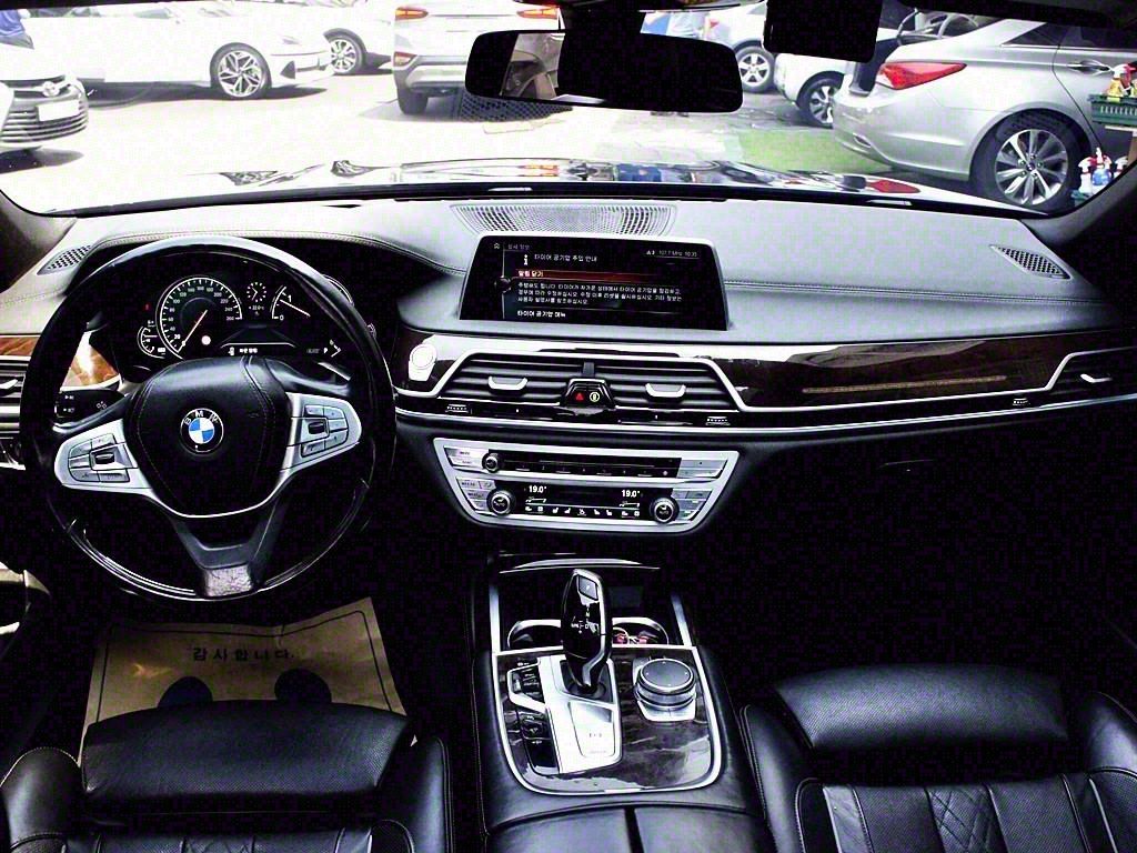BMW 7-SERIES G11 2016
