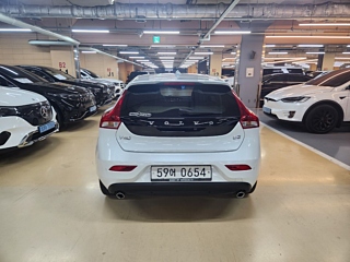 VOLVO V40 2016
