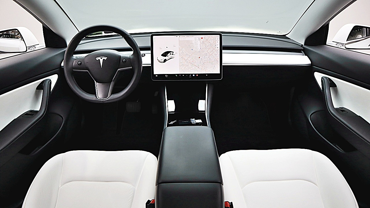 TESLA MODEL 3