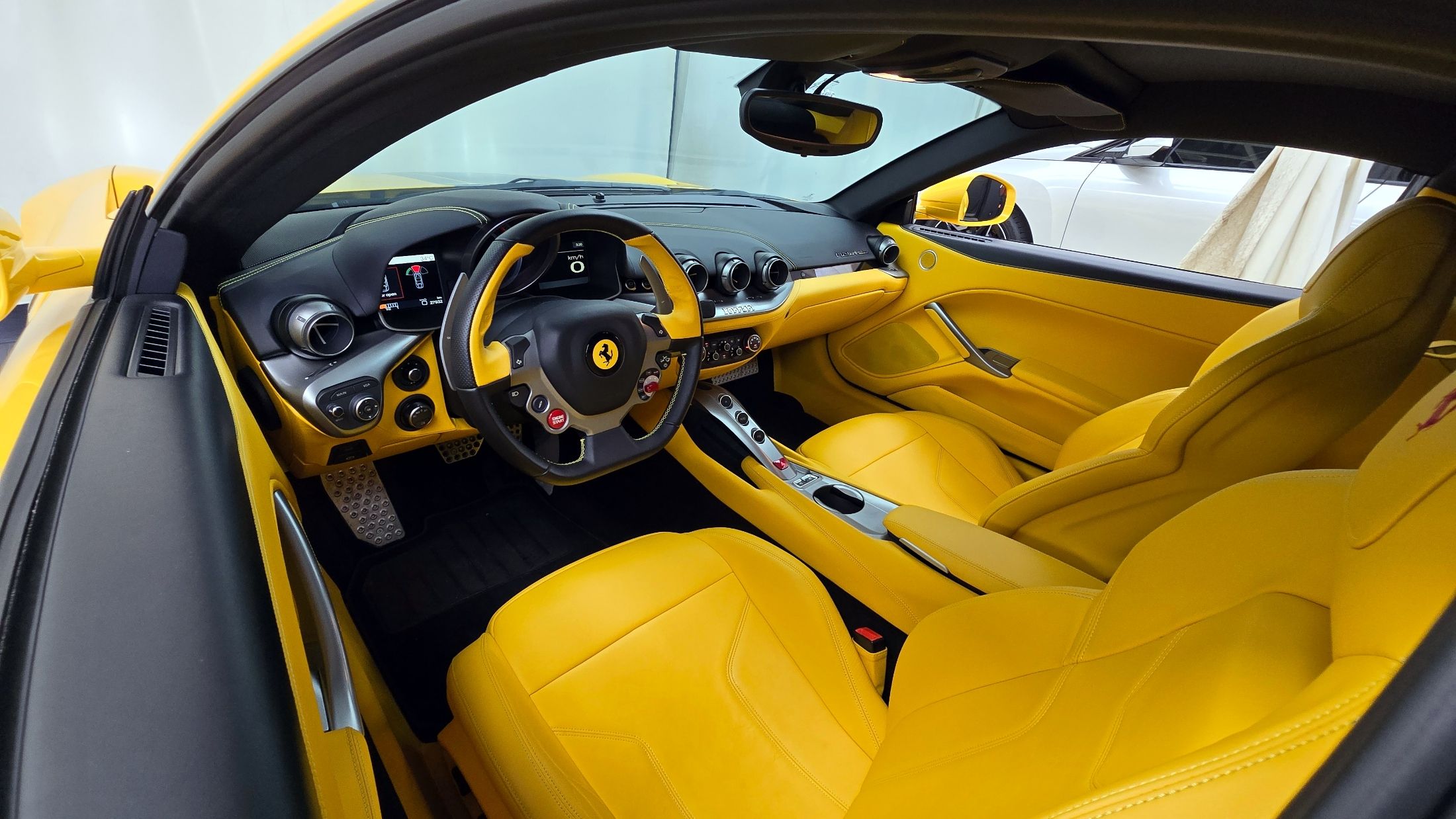 FERRARI F12 BERLINETTA 2015