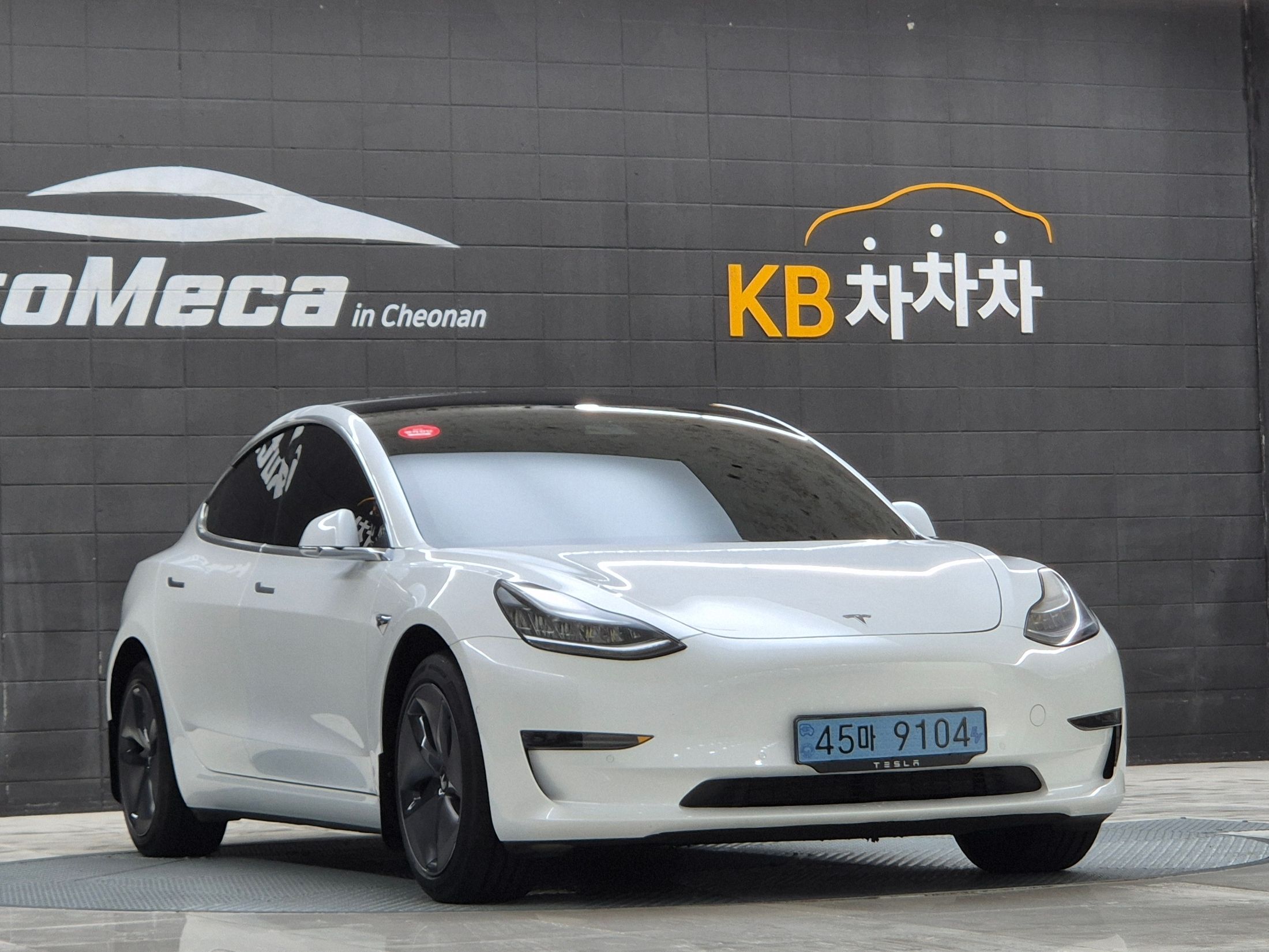 TESLA MODEL 3
