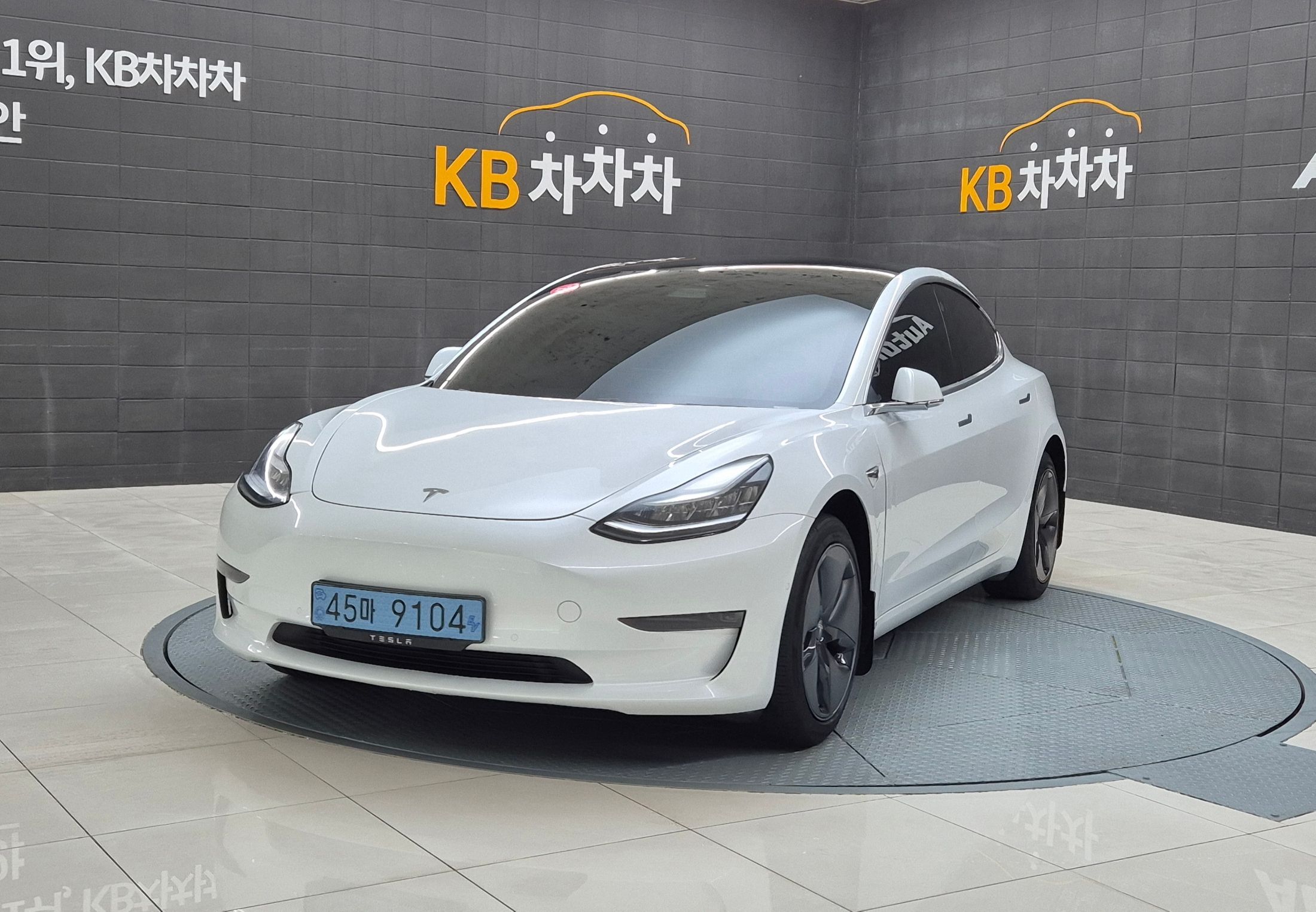 TESLA MODEL 3