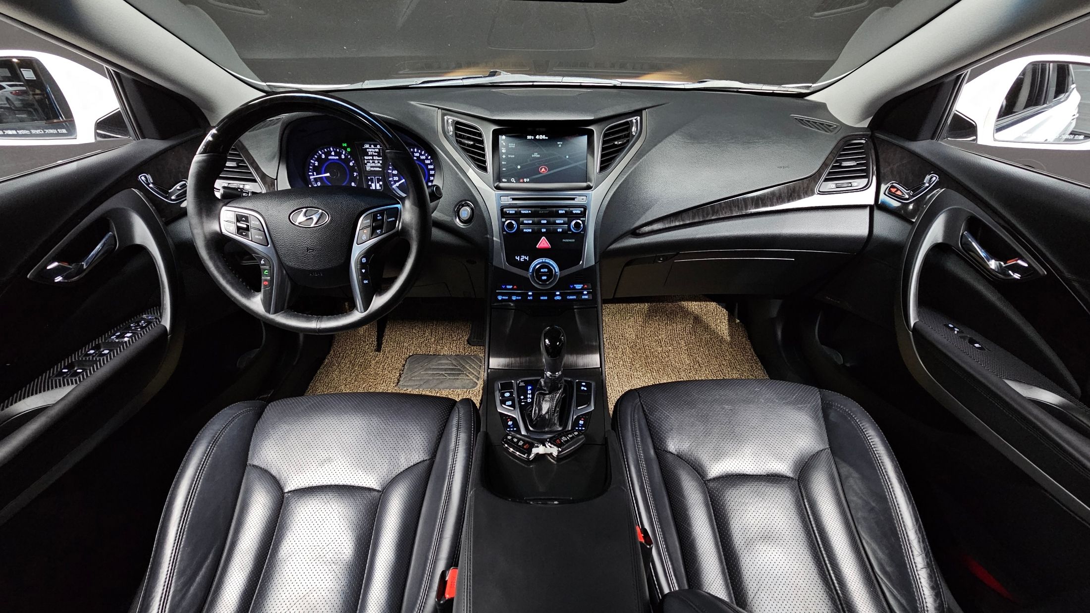 HYUNDAI GRANDEUR HG 2016