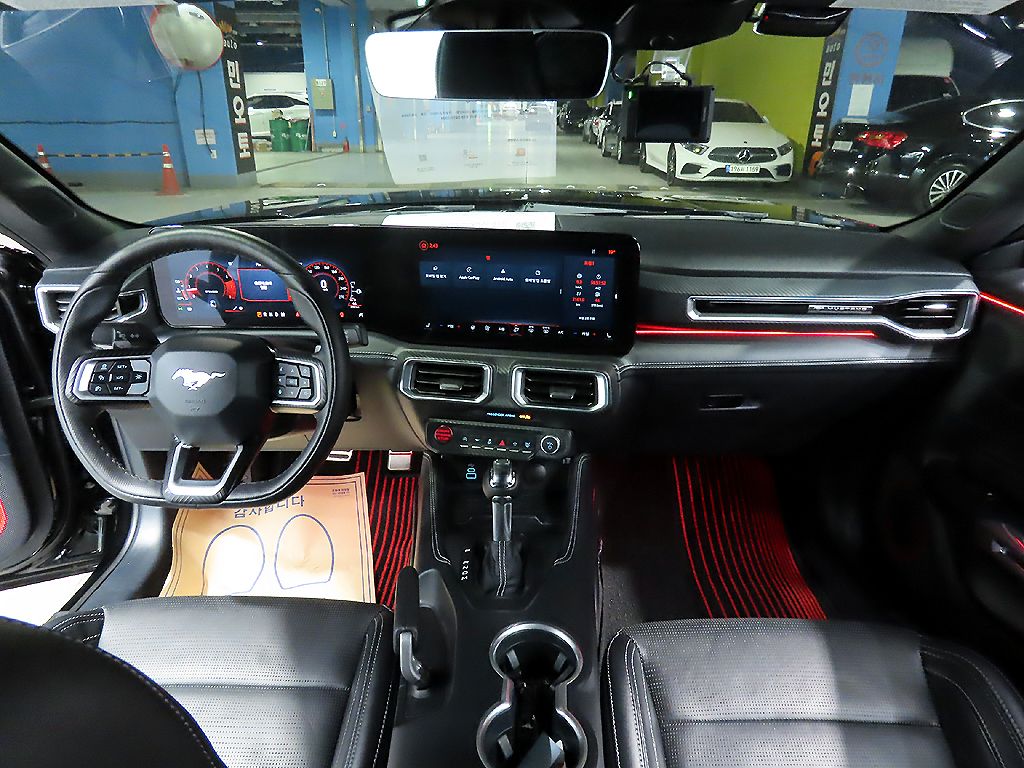 FORD MUSTANG