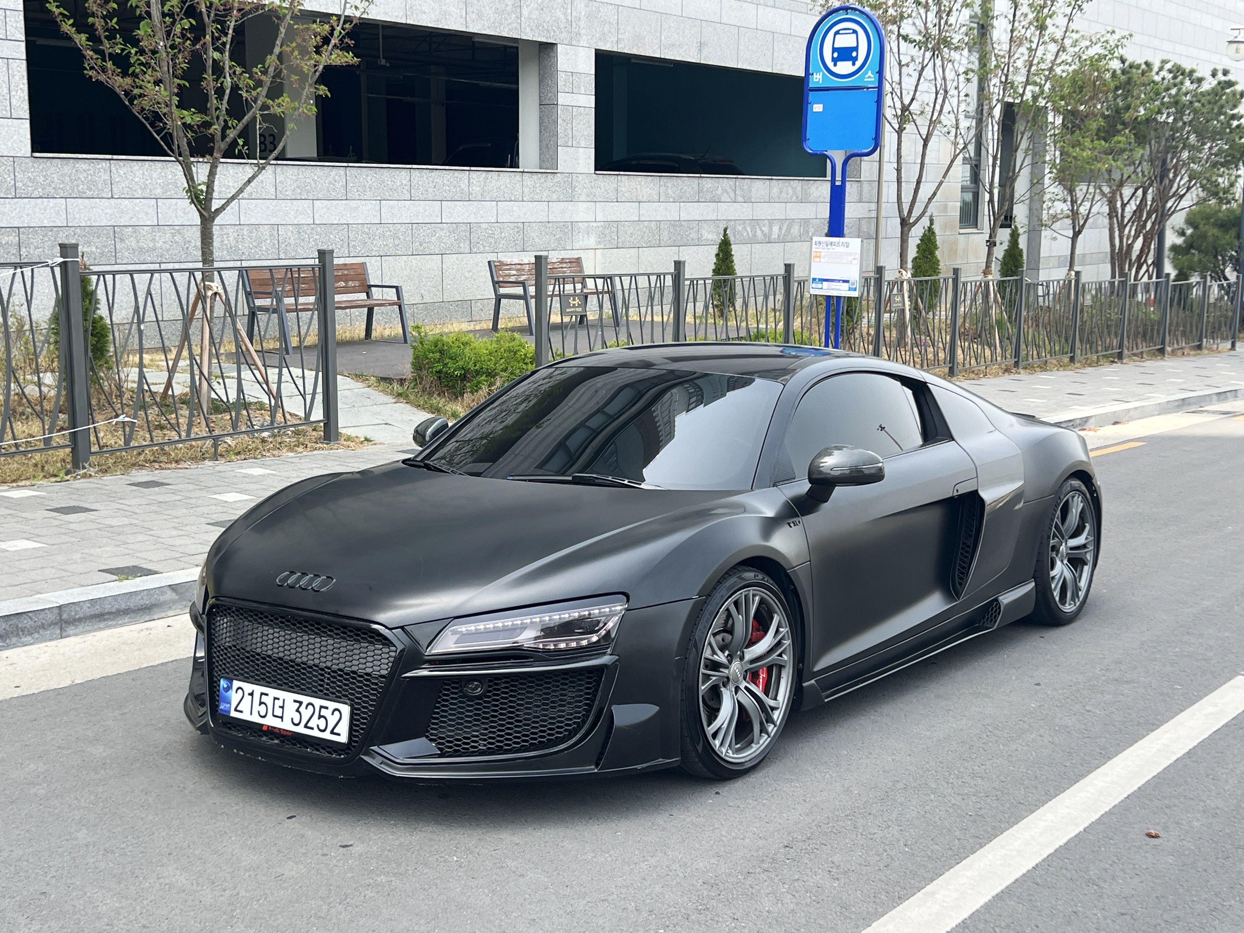 AUDI R8