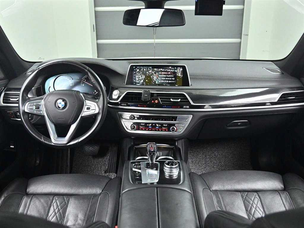 BMW 7-SERIES G11 2015
