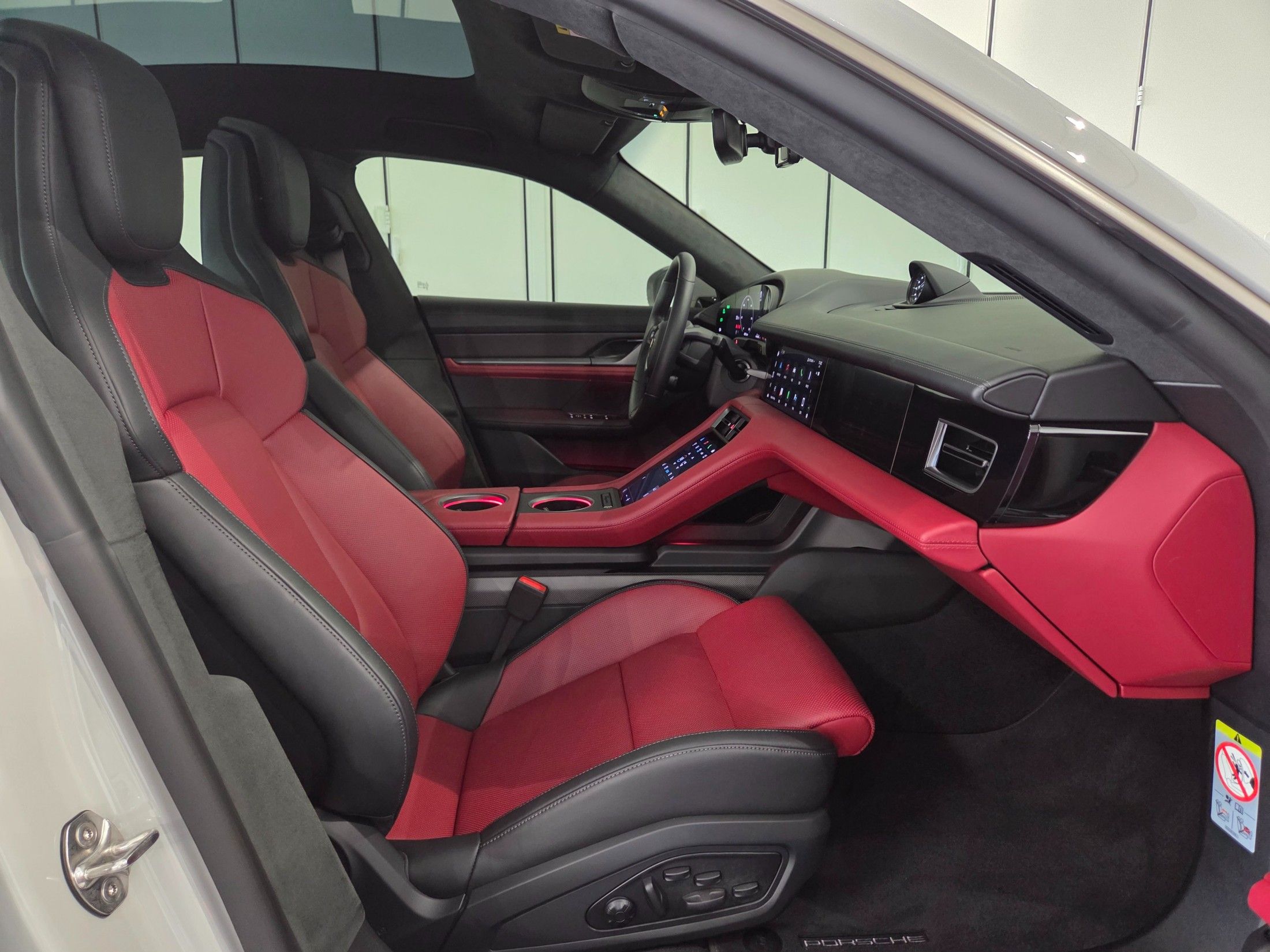 PORSCHE TAYCAN 2024