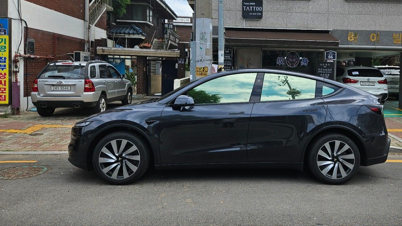 TESLA MODEL Y 2025