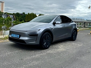 TESLA MODEL Y  RWD 2025