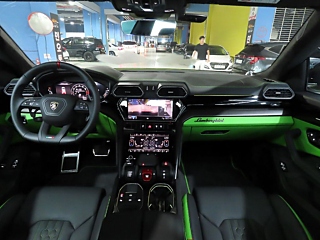 LAMBORGHINI URUS 2024