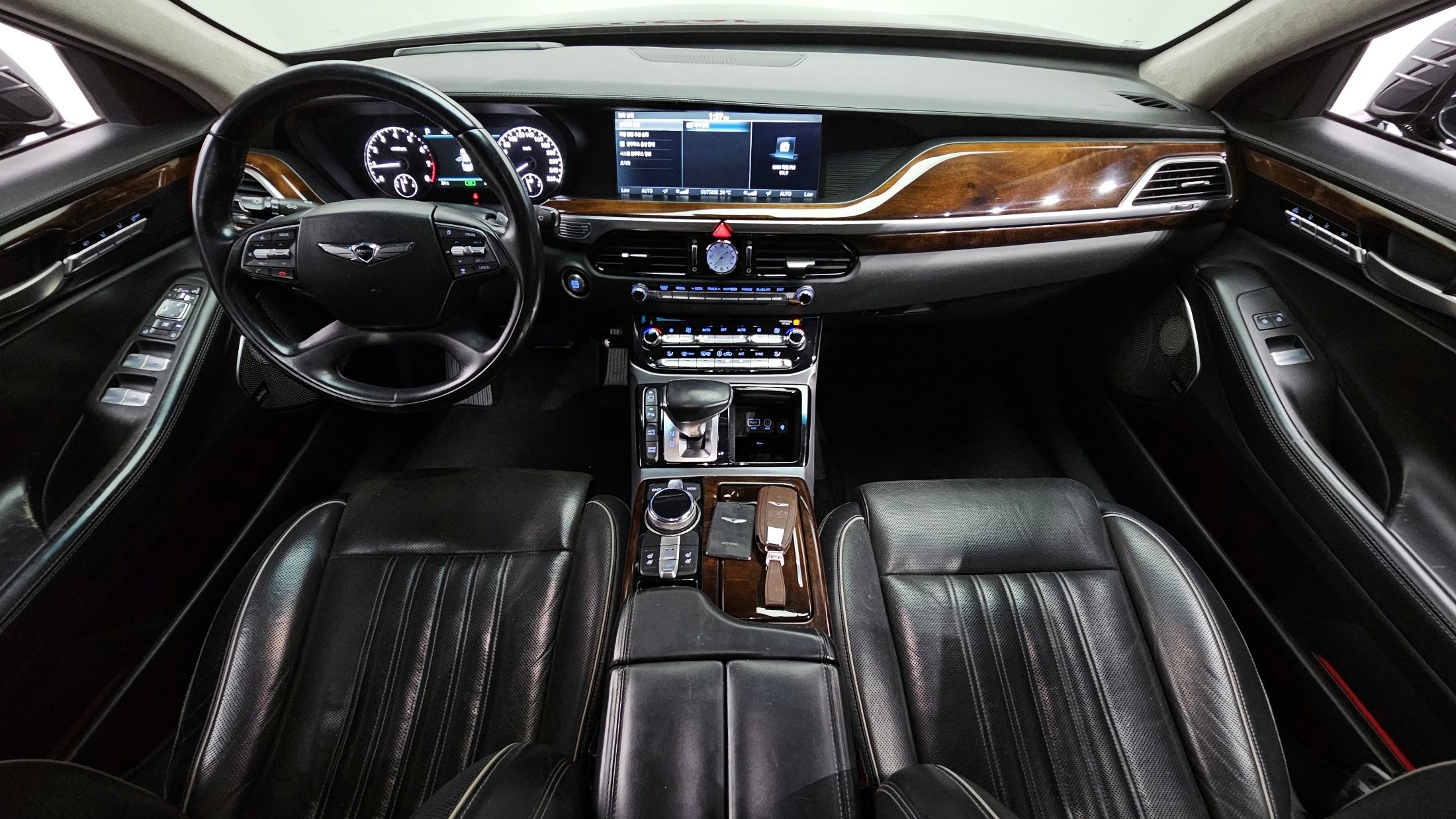 GENESIS EQ900 2016