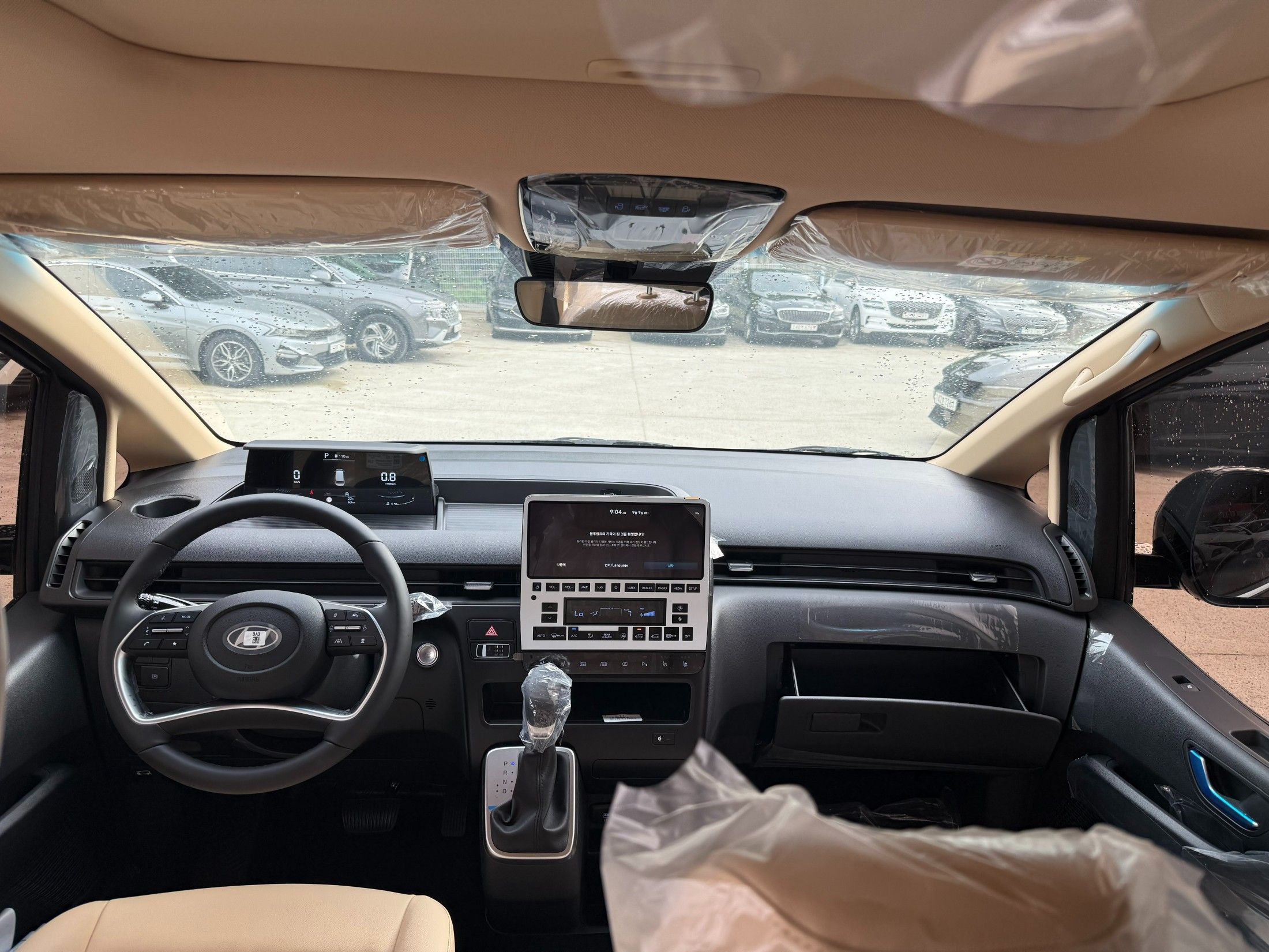 HYUNDAI STARIA 2025