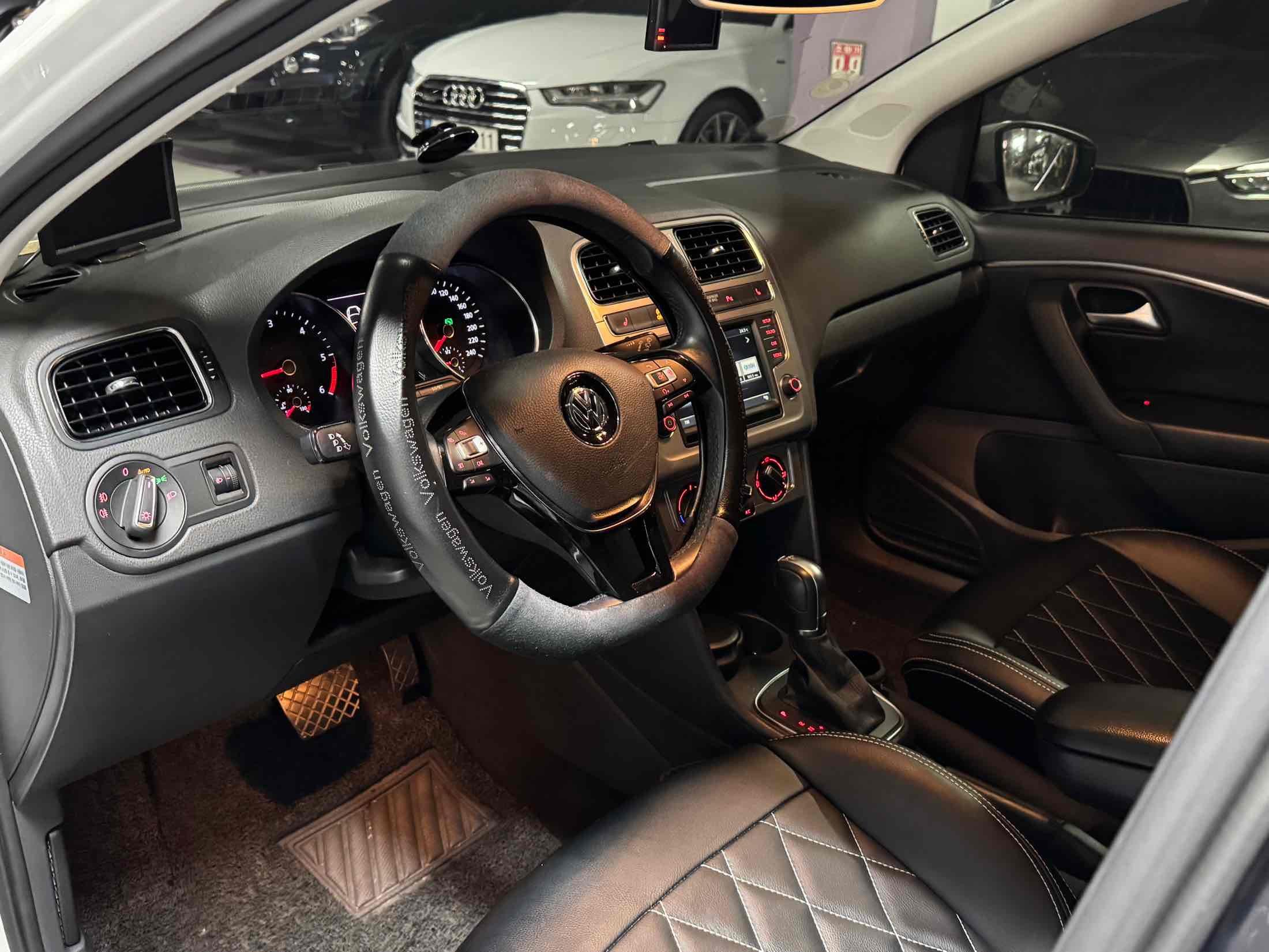 VOLKSWAGEN POLO 2015