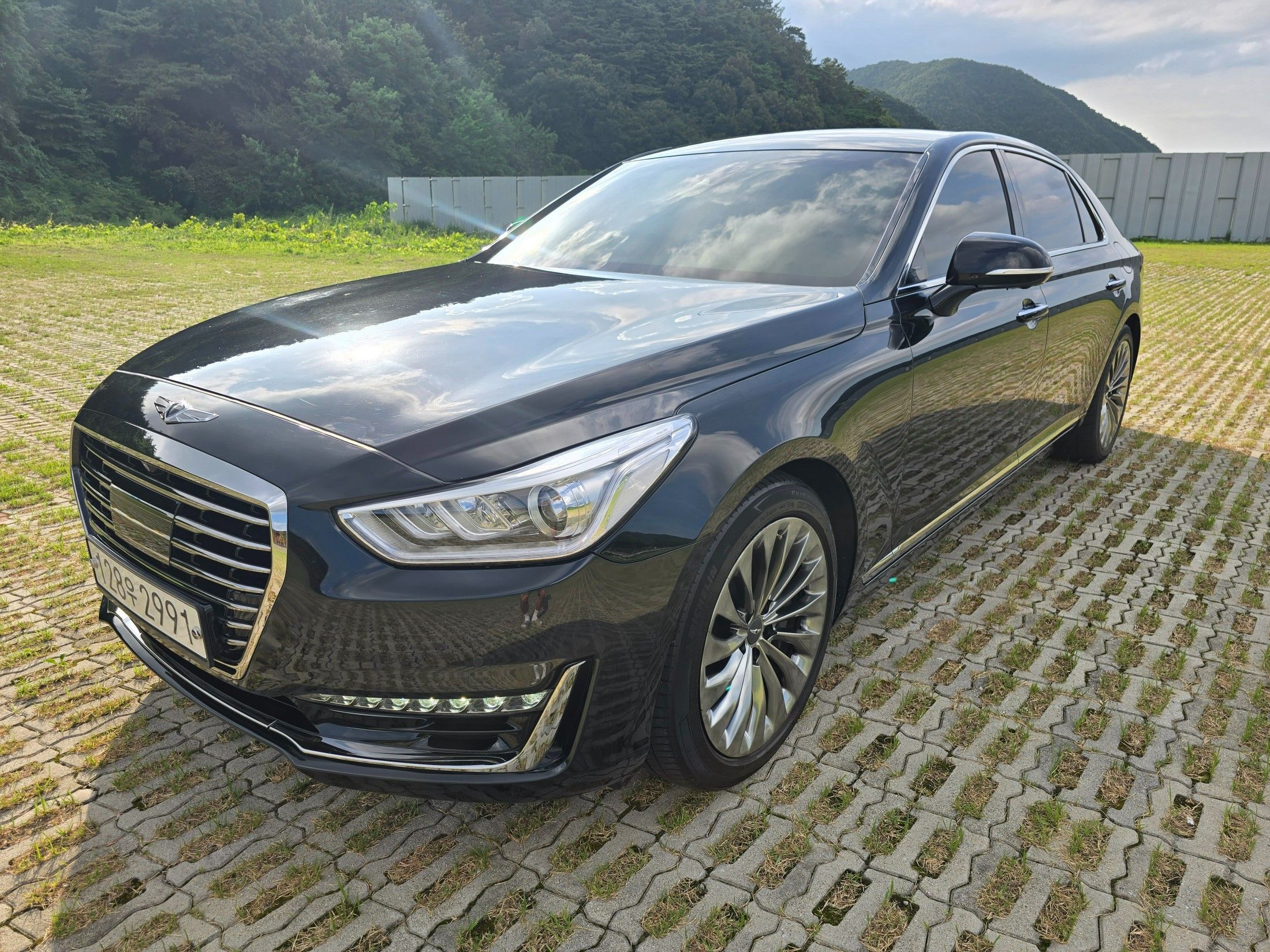 GENESIS EQ900 2016