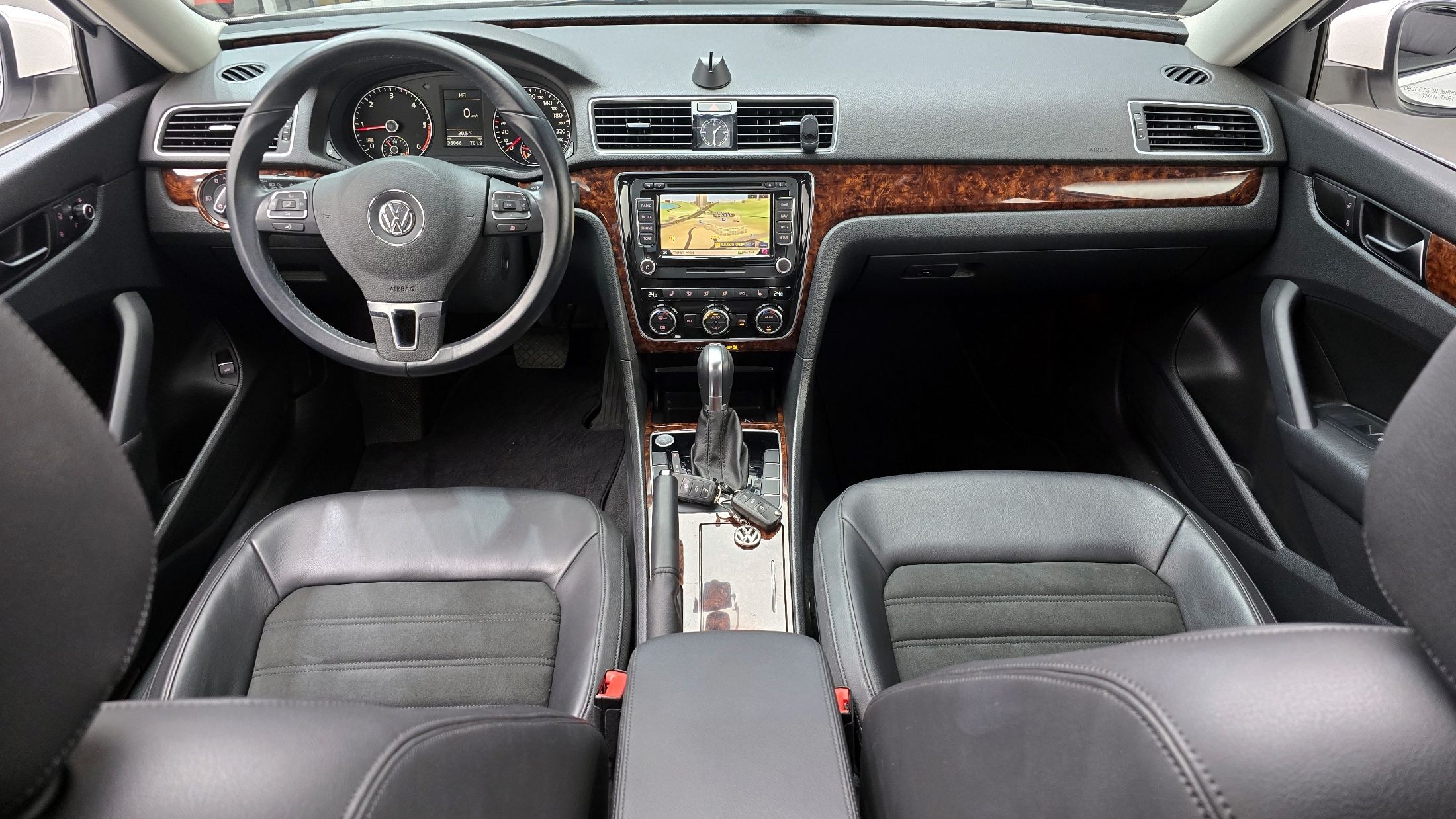 VOLKSWAGEN PASSAT 2012