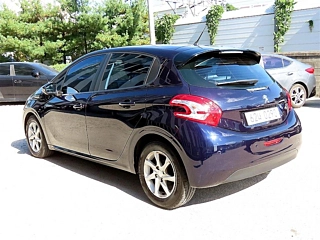 PEUGEOT 208 2015