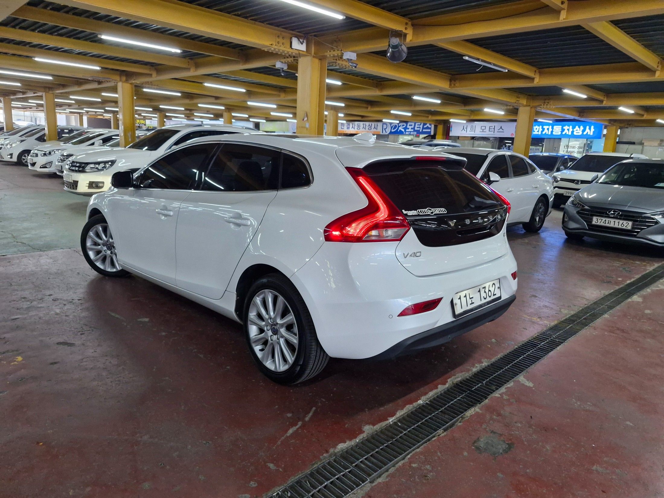 VOLVO V40 2015
