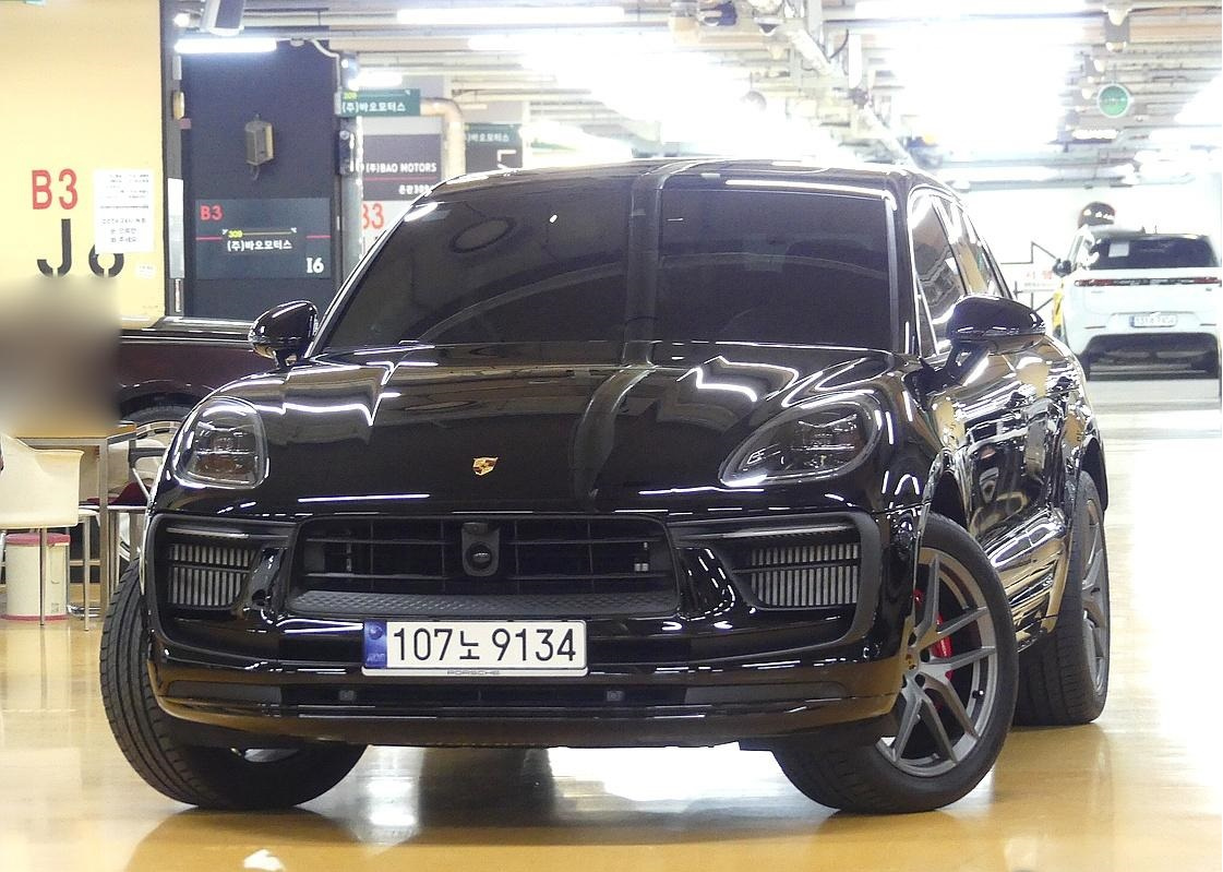 PORSCHE MACAN