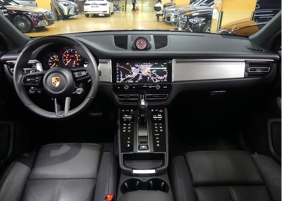 PORSCHE MACAN