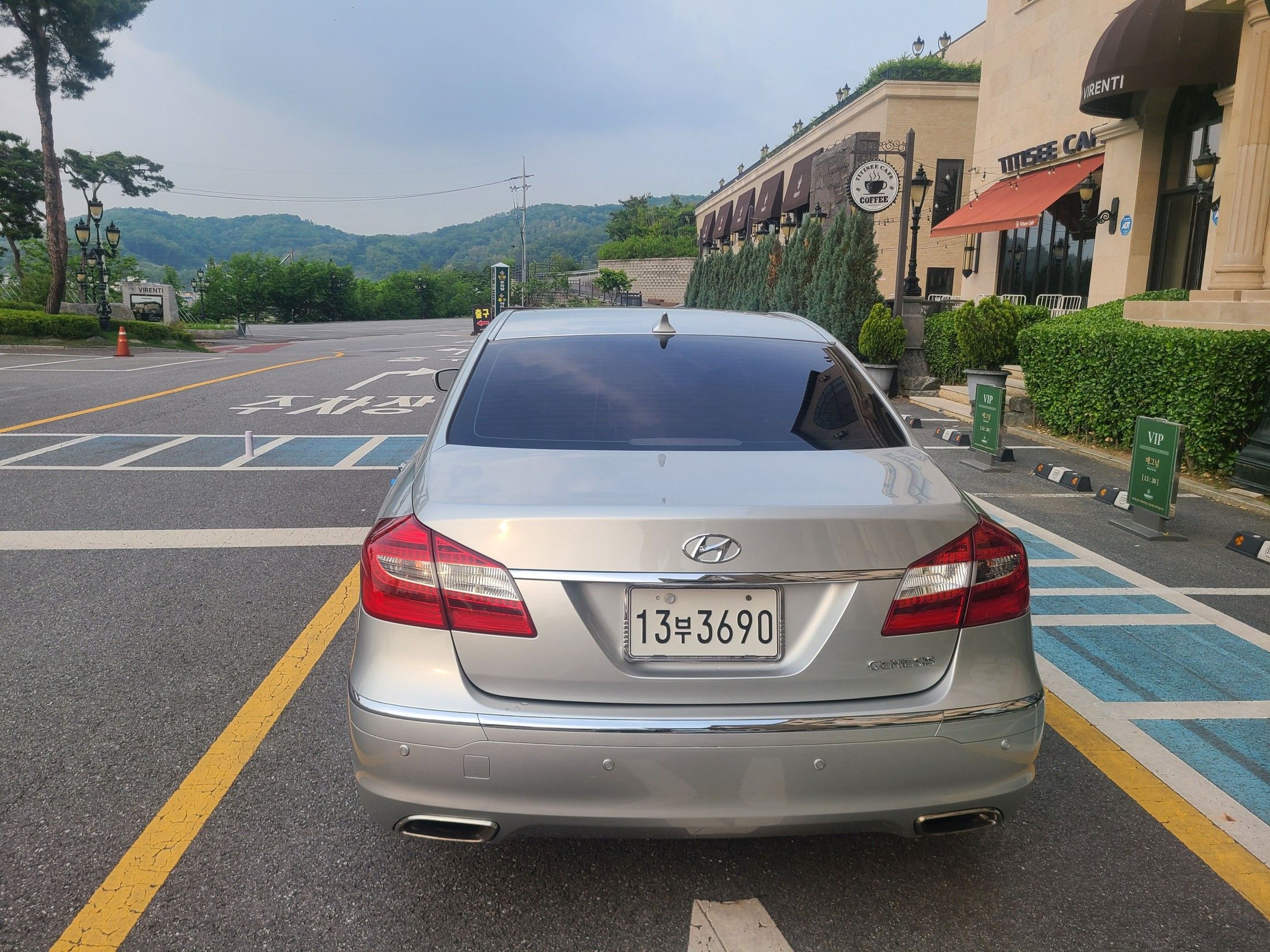 HYUNDAI GENESIS 2012