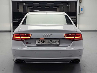 AUDI S8 2013