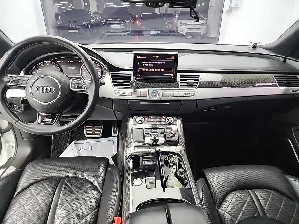 AUDI S8 2013