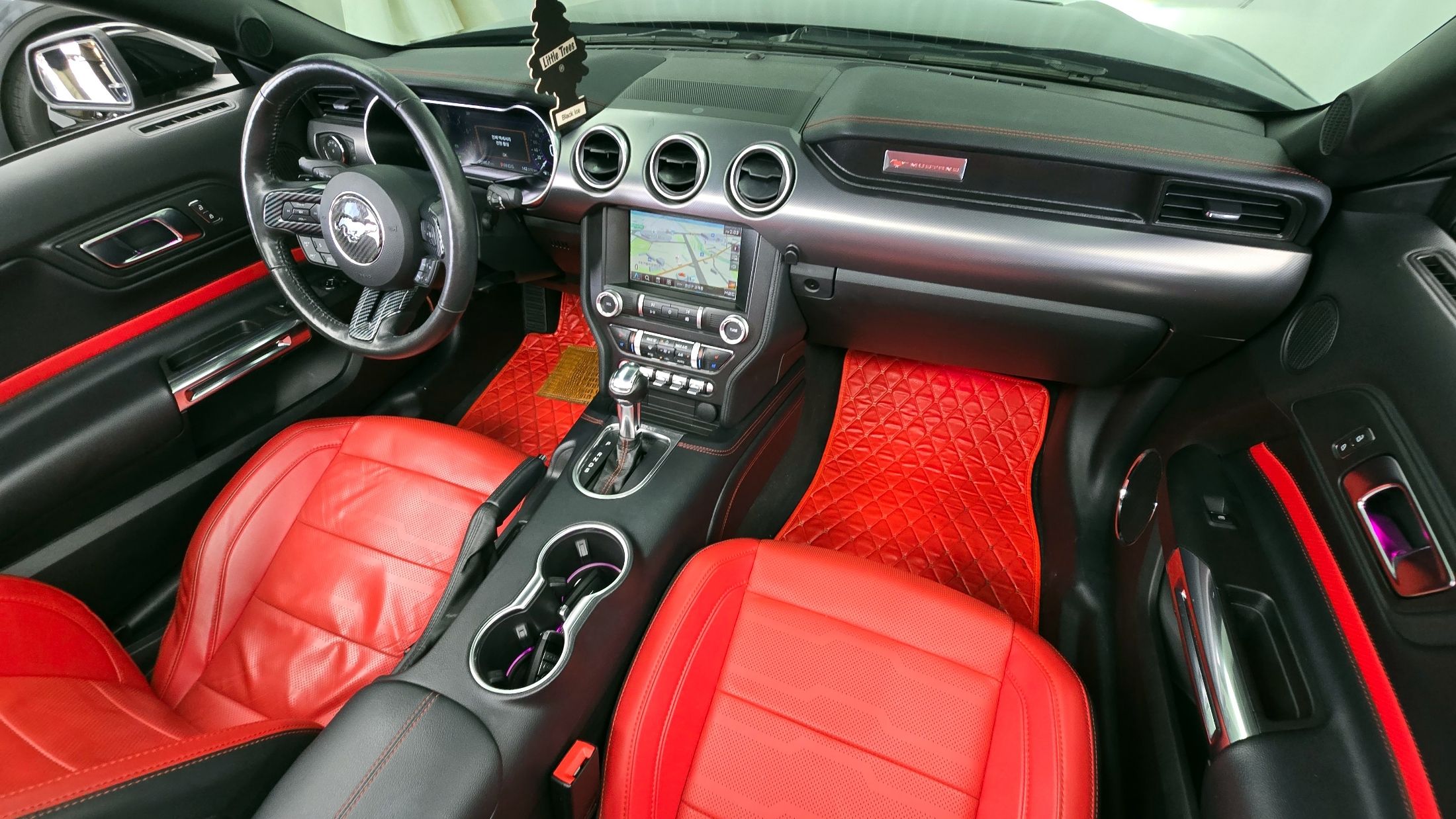 FORD MUSTANG