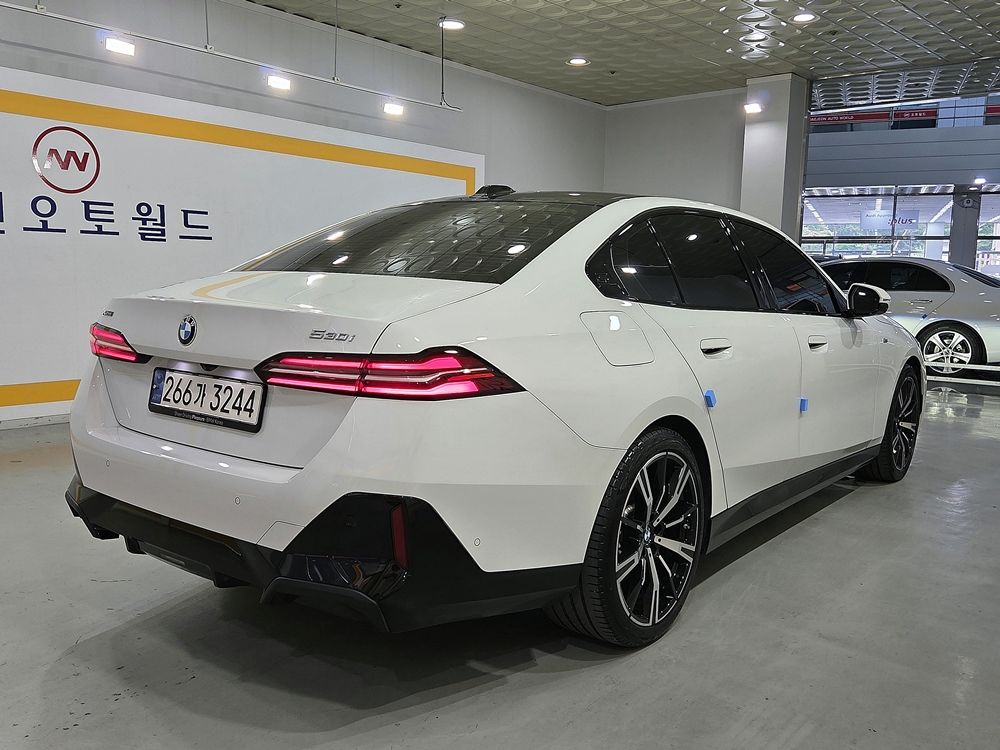BMW 5-SERIES G60 2023