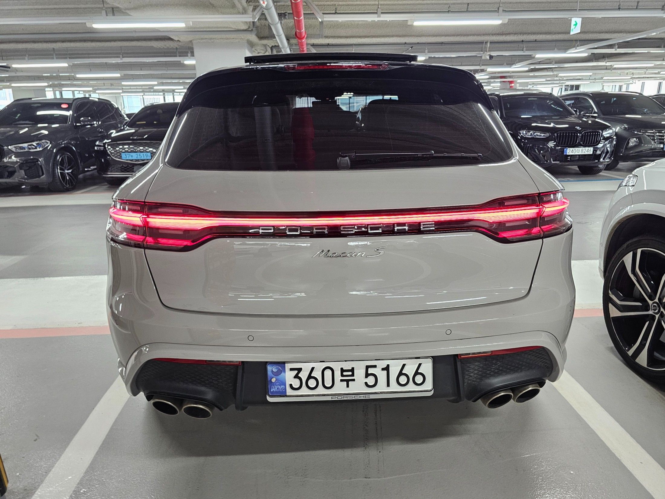 PORSCHE MACAN