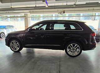 AUDI Q7 4M 2023
