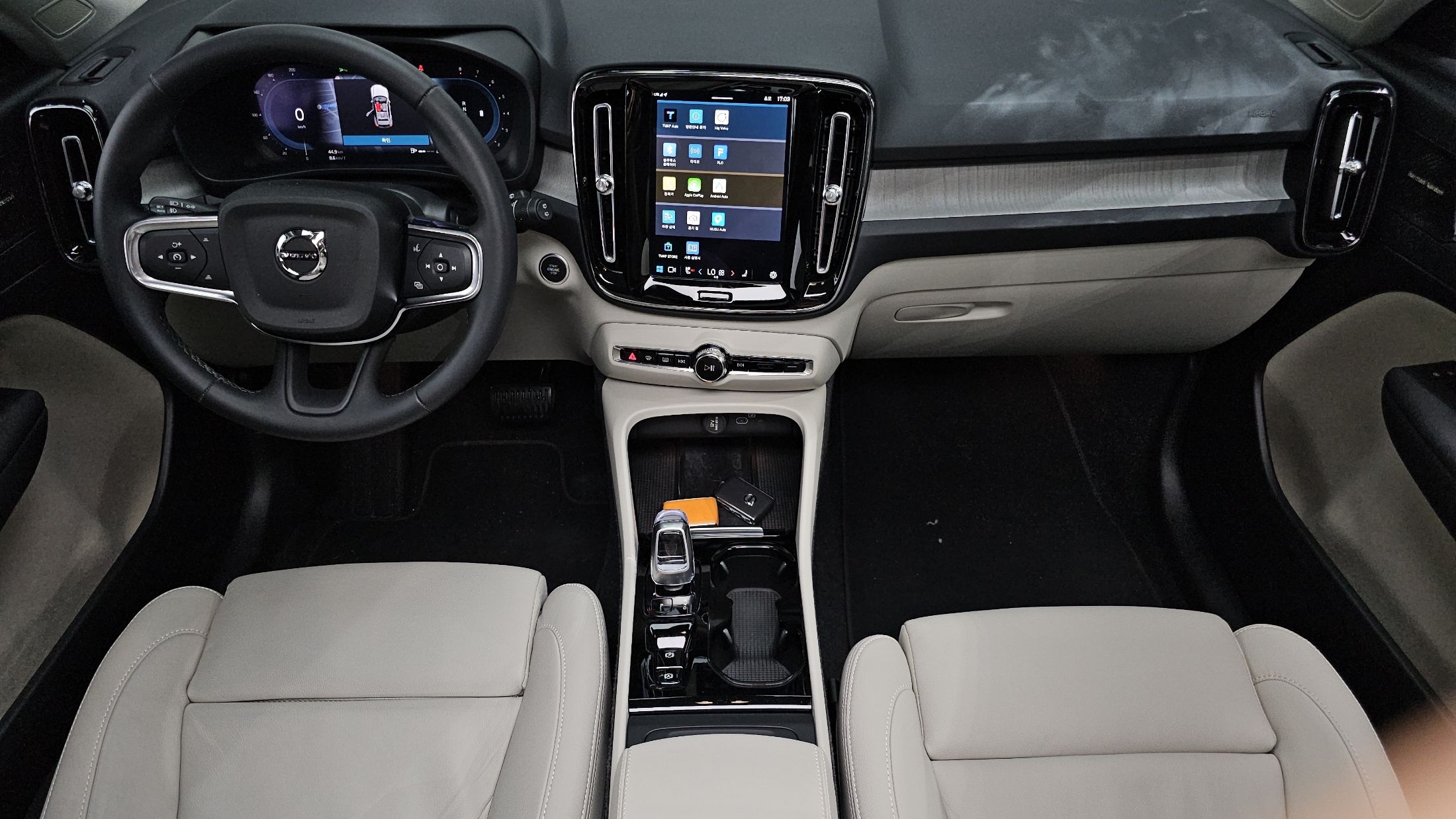 VOLVO XC40 2024