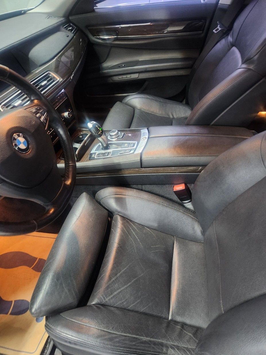 BMW 7-SERIES F01 2011
