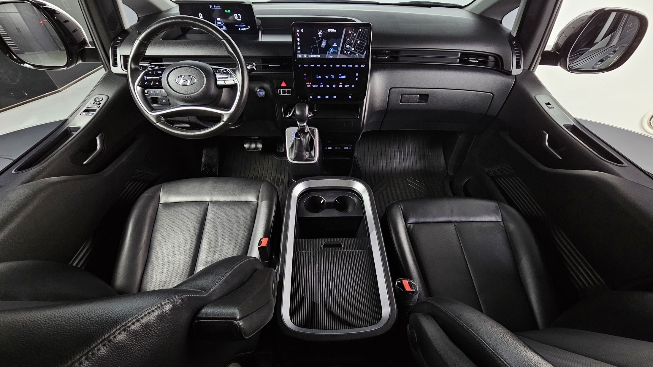 HYUNDAI STARIA 2023
