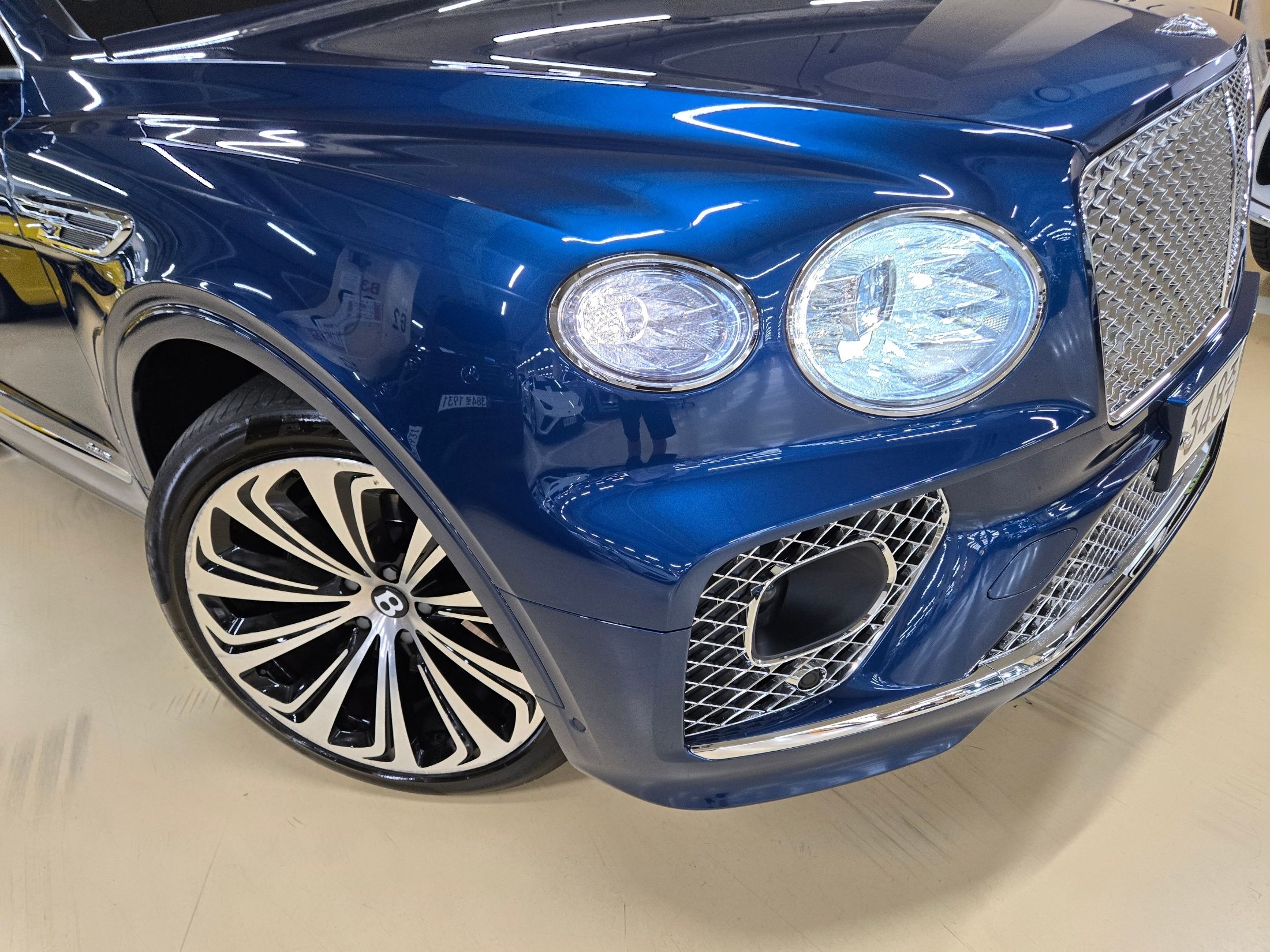BENTLEY BENTAYGA 2023